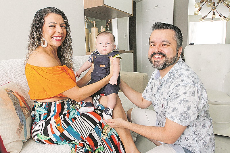 Maria Rosângela e Kayan com o pequeno Théo: família unida após encontrar apoio na fé para superar o sofrimento causado por um aborto espontâneo. (Foto: Fábio Nunes/AT)