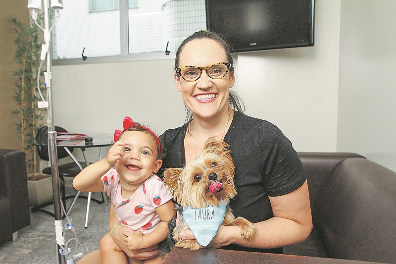 Mariani Viganor ficou satisfeita com a alegria da filha Laura, que está internada, ao ver o cãozinho Benjamin (Foto: Beto Morais/AT)