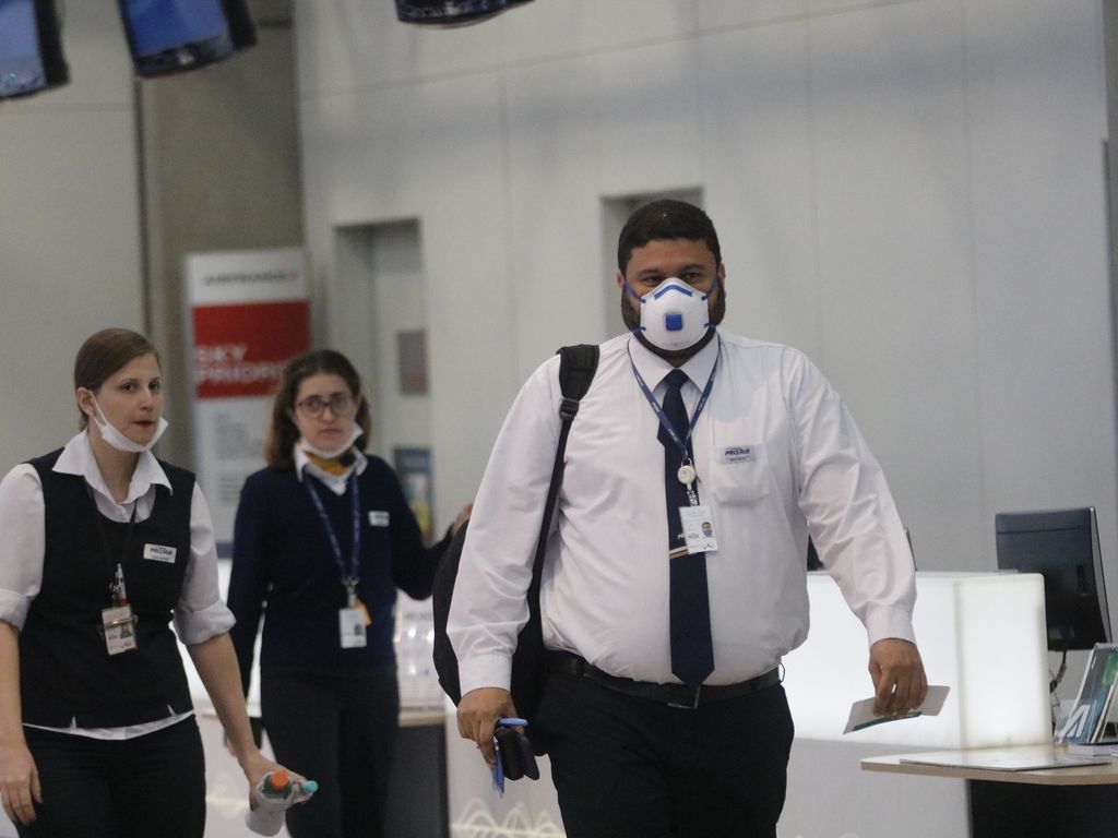 Passageiros e funcionários circulam vestindo máscaras contra o novo coronavírus (Covid-19) no Aeroporto Internacional Tom Jobim- Rio Galeão (Foto: Fernando Frazão/Agência Brasil)