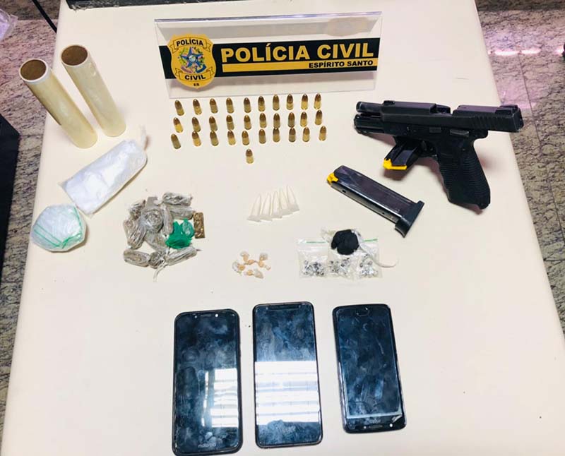Material apreendido com jovem preso nesta tarde (Foto: Divulgação/PC)