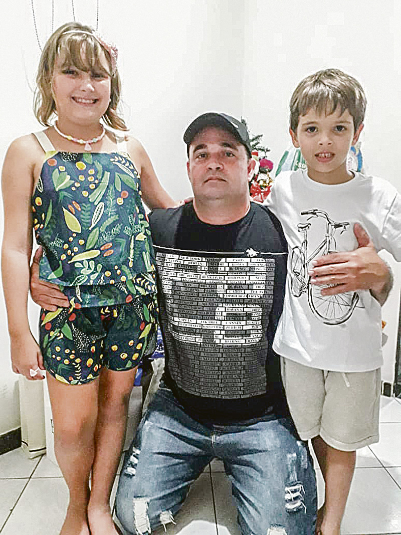 Maykel Martins, ao lado dos filhos (Foto: Acervo Pessoal)