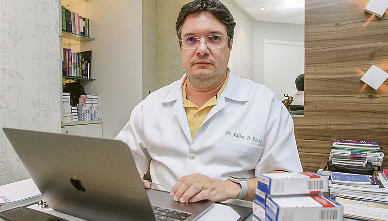 O Médico Valber Dias disse que a preocupação maior é com o remédio carbolitium, que não possui substituto (Foto: Dayana Souza / AT)