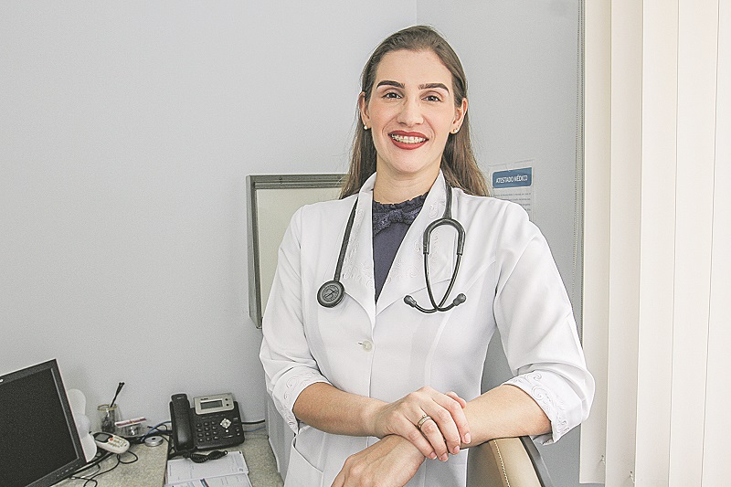 A imunologista Milena Piana alerta que a suspensão dos medicamentos só deve ser feita sob indicação do médico que acompanha o tratamento (Foto: Antonio Moreira - 25/06/2017)