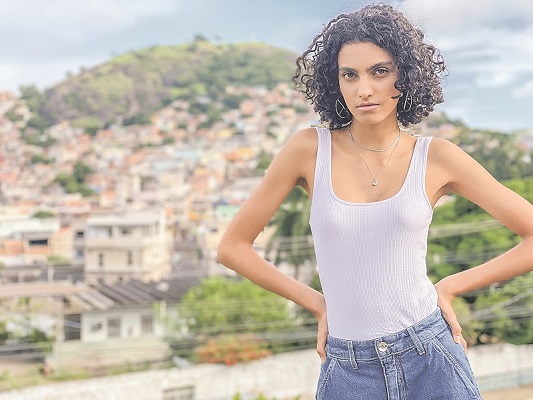 A modelo Mariana Barcelos começou a carreira aos 12 anos e atualmente está morando em Paris, na França (Foto: Kadidja Fernandes)