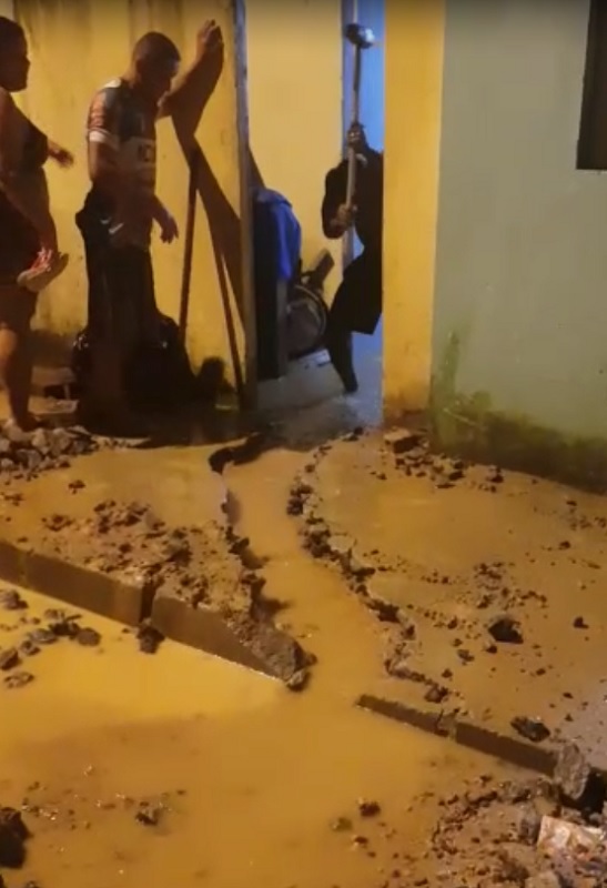 Morador abre vala na calçada, em São Francisco, Cariacica. (Foto: Ilma Siqueira)