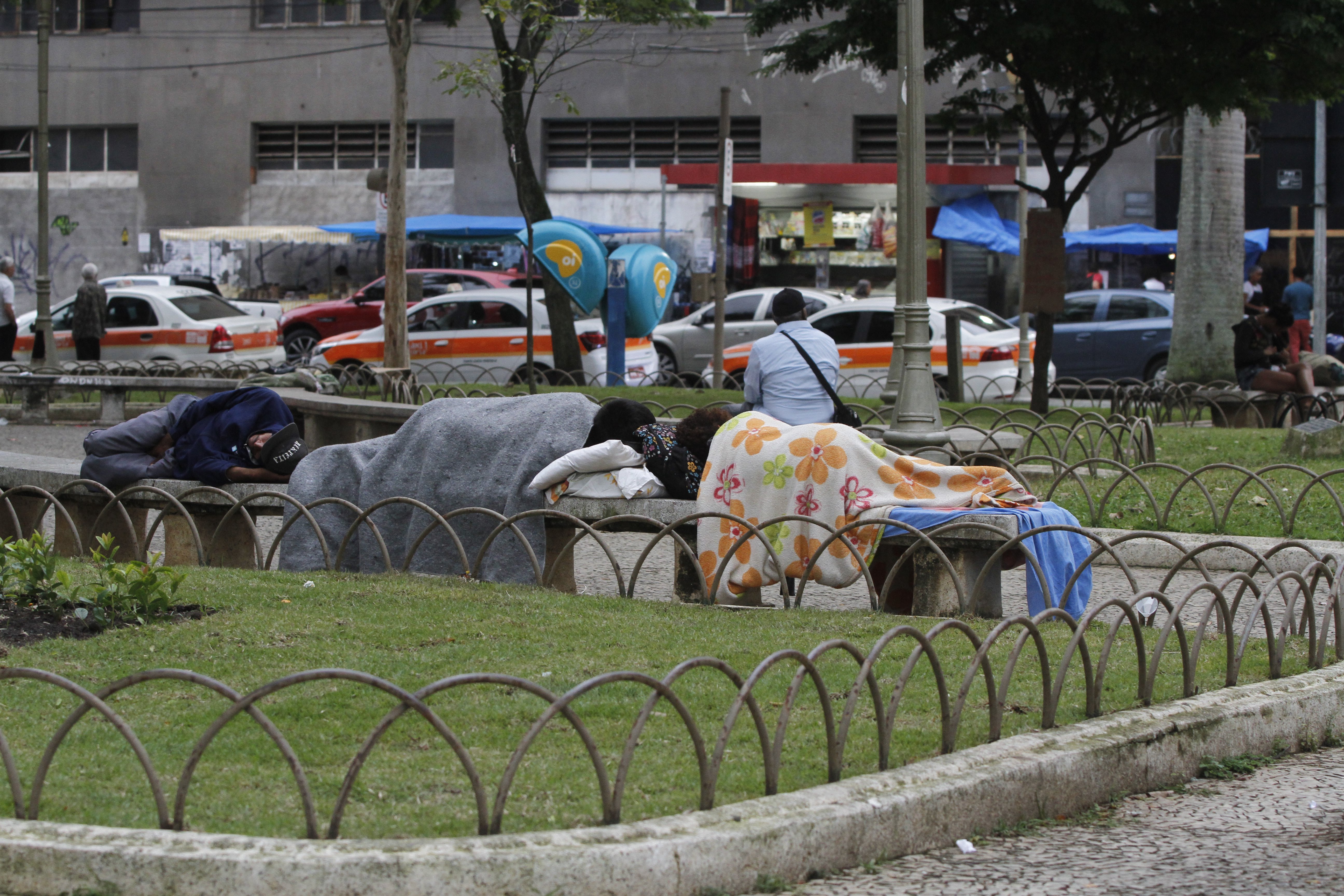 Moradores de rua dormem em bancos da Praça Costa Pereira, no centro de Vitória (Foto: Fábio Nunes - 03/08/18)