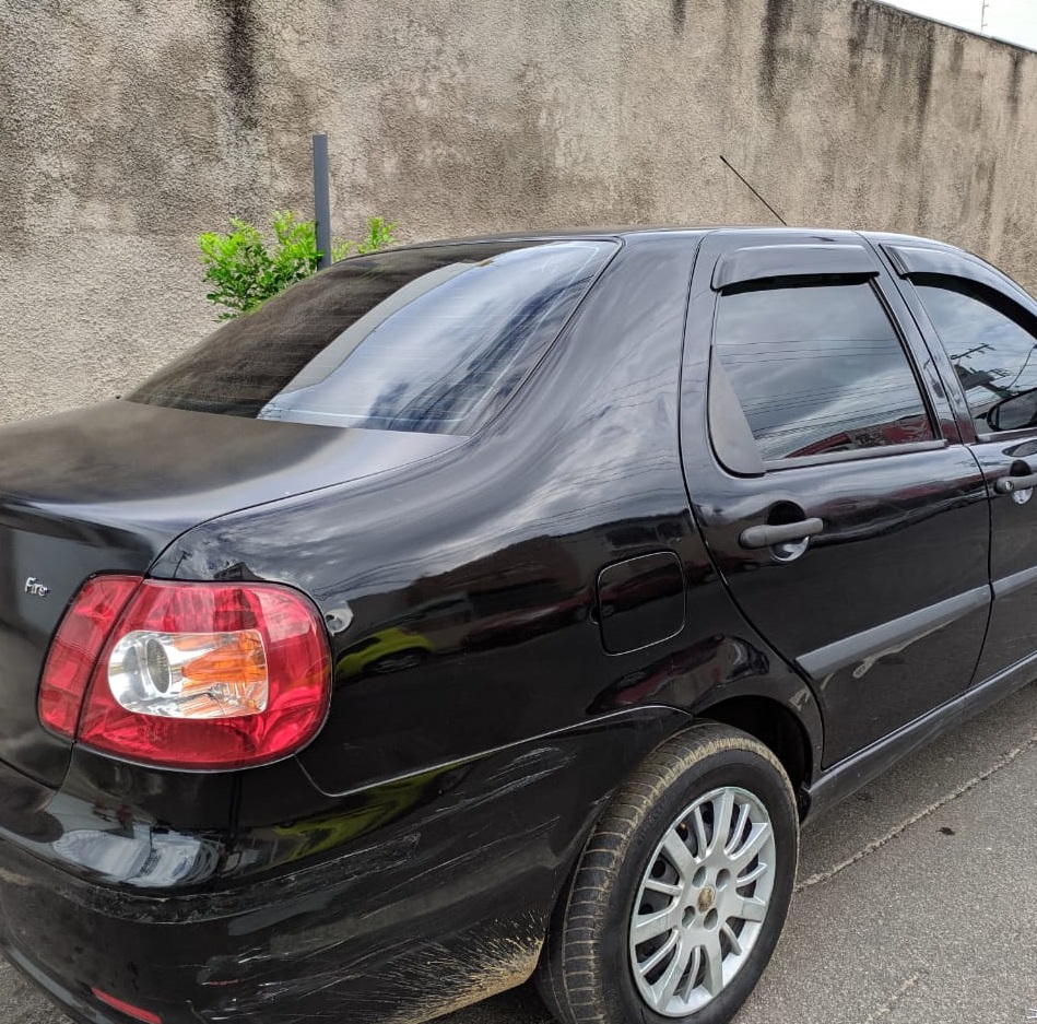 No carro dele, um Fiat Siena preto, os bandidos ainda esqueçam um celular (Foto: Júlia Afonso)