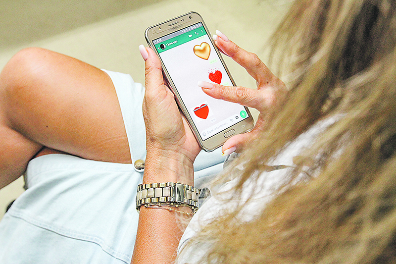 Mulher acessa redes sociais: por ano, cerca de 20 vítimas denunciam o golpe do amor à polícia na Grande Vitória (Foto: Leone Iglesias/AT)