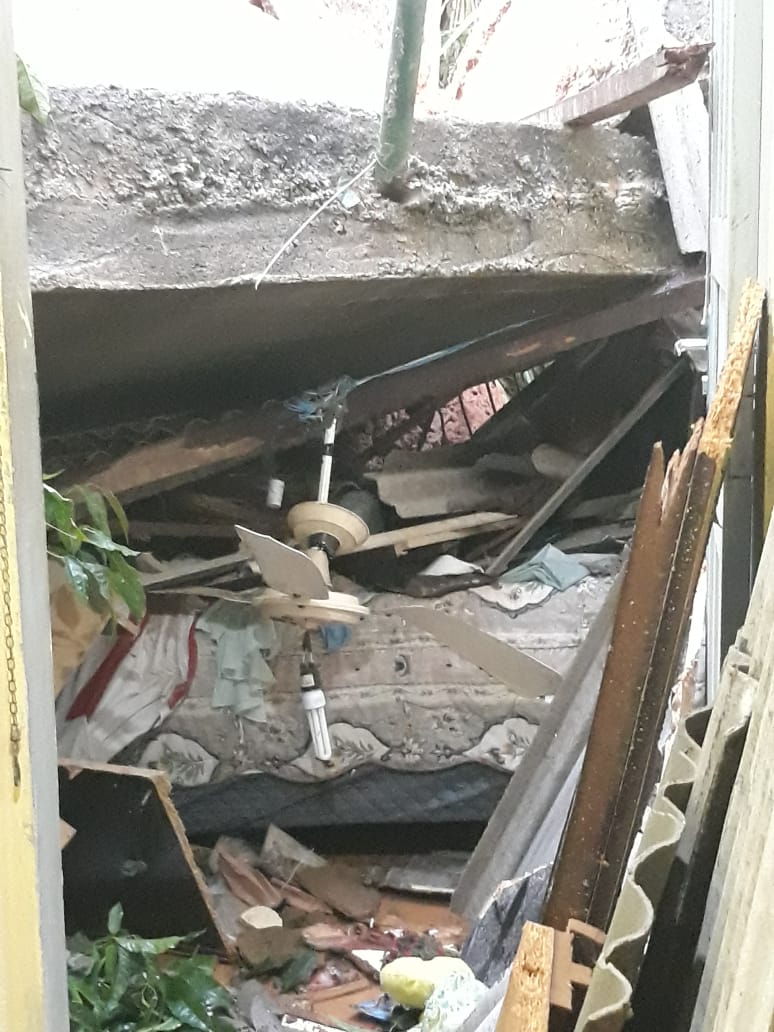 Casa em Flexal II foi atingida por muro que desabou (Foto: Regina Ferreira)