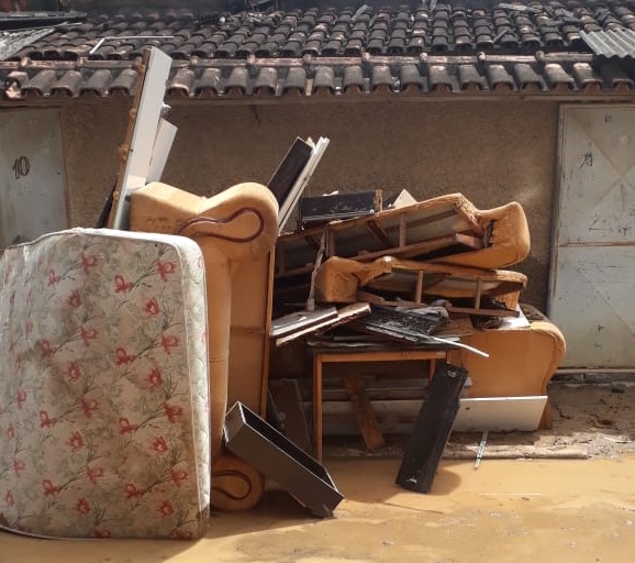 Restos de móveis foram colocados nas ruas de Nova Brasília (Foto: Kátia de Souza)