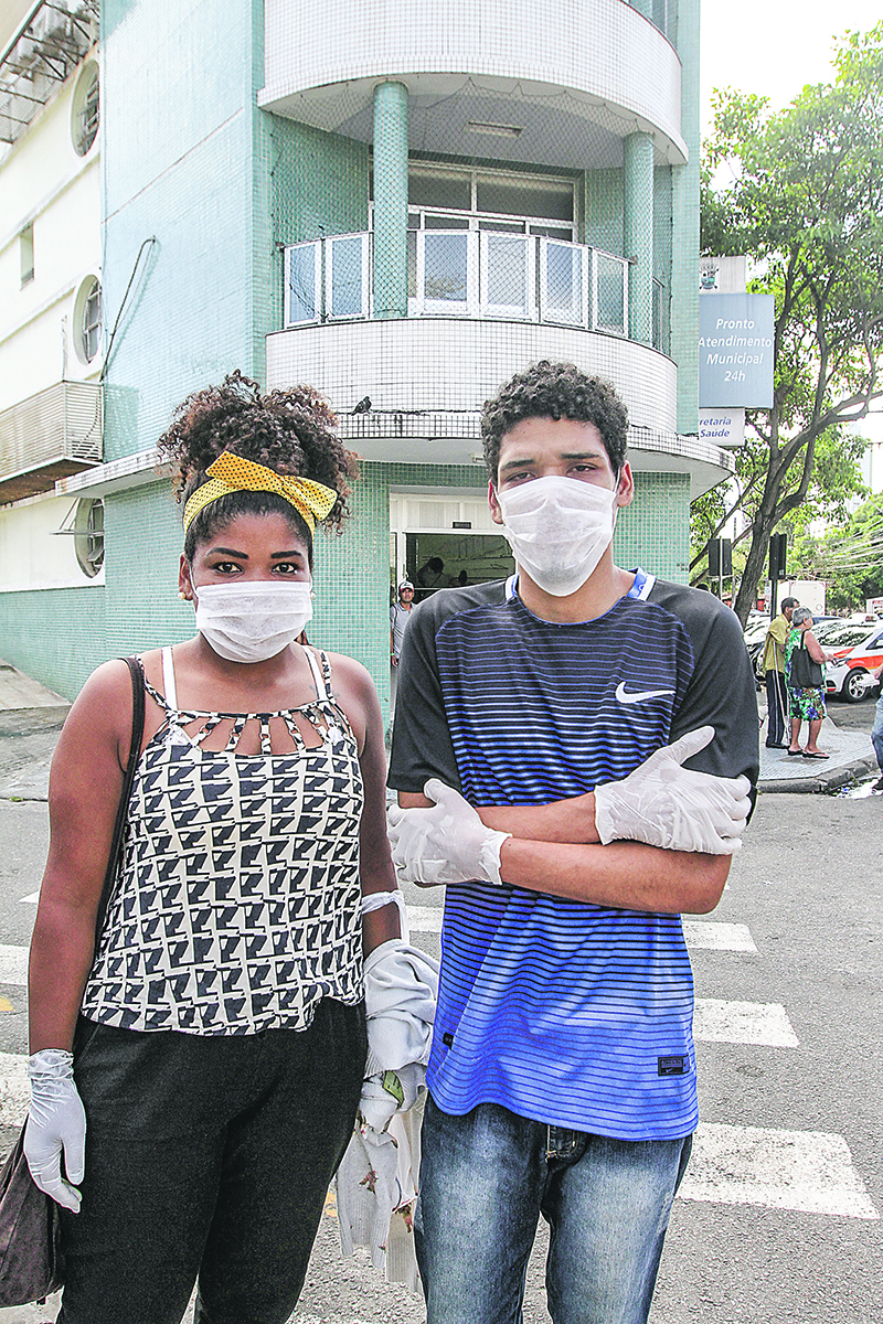 Natchelly e Leanderson usaram máscaras e luvas durante atendimento. (Foto: Dayana Souza/AT)