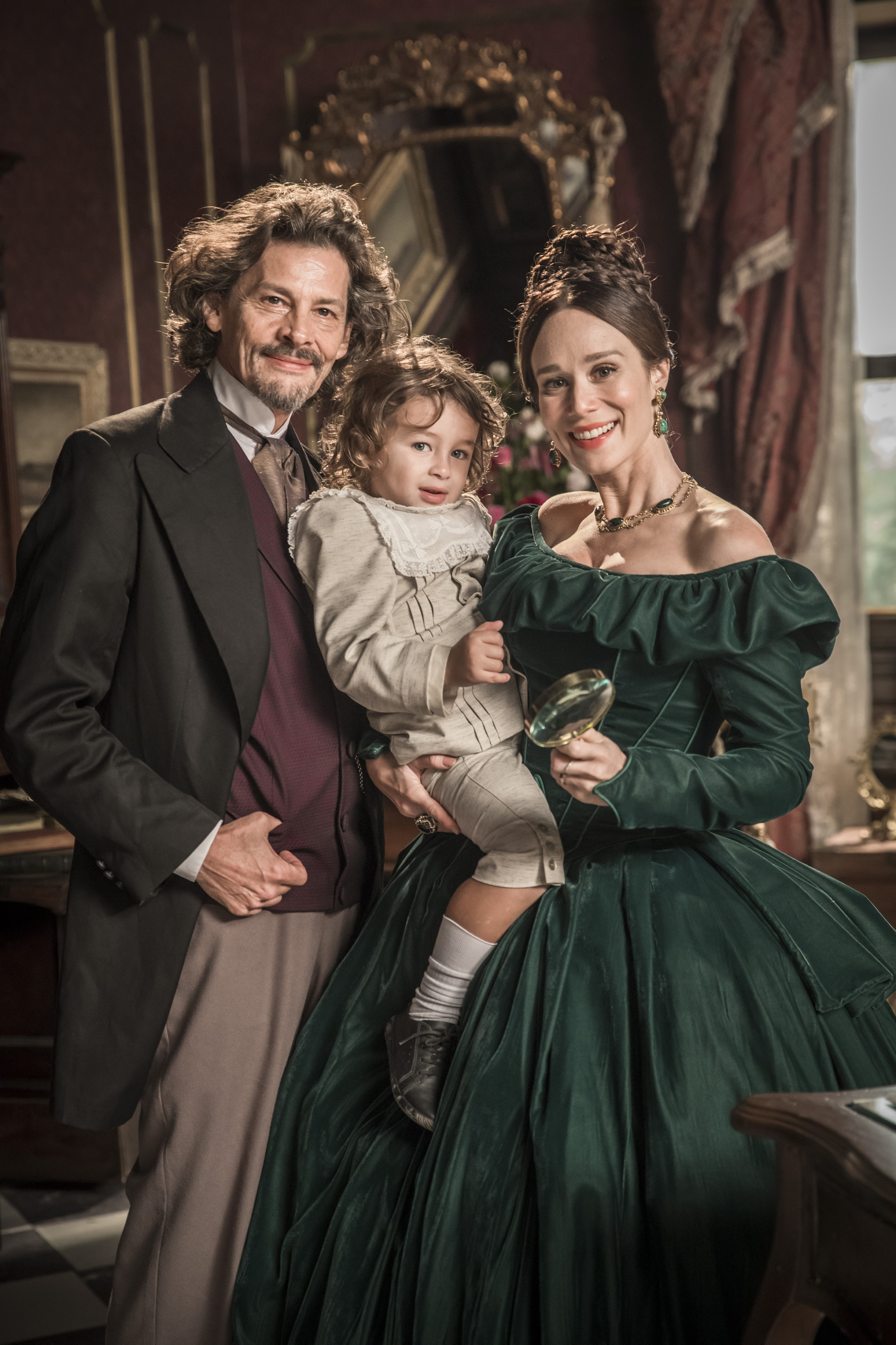 Mariana Ximenes, Thierry Tremouroux e o ator mirim Thor Becker (Foto: João Miguel Júnior/ TV Globo)