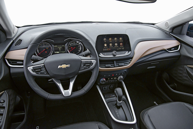 Por dentro, o sedã da GM é espaçoso, confortável e traz comandos de fácil visualização e ao alcance das mãos (Foto: Assessoria General Motors)