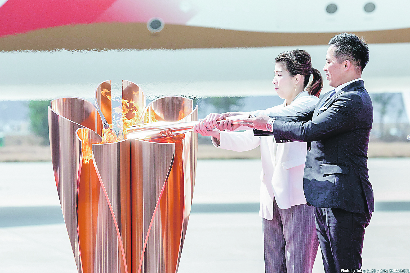 A chama olímpica chegou a Tóquio na última sexta-feira, carregada pelos ex-atletas olímpicos japoneses Tadahiro Nomura e Saori Yoshida (Foto: Tokyo2020/Erika Shimamoto - 20/03/2020)