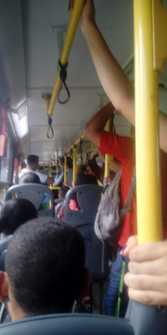 Passageiros reclamaram de ônibus cheios (Foto: Cherliane Viana)
