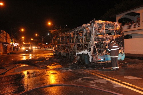 Ônibus foi totalmente destruído (Foto: Beto Morais)