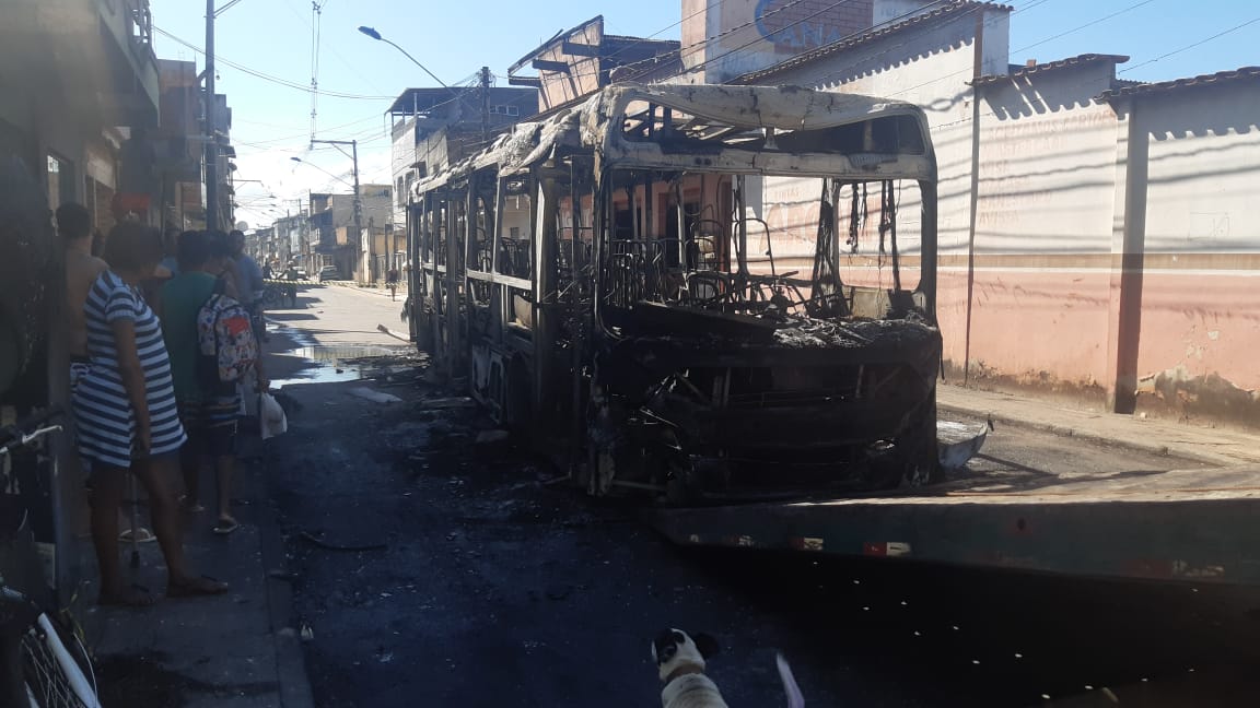 Horas depois do crime, já no início da tarde desta quinta-feira, um ônibus do sistema Transcol foi incendiado em Ulisses Guimarães (Foto: Anny Freire)