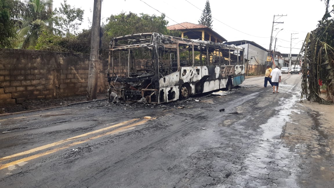 Ônibus ficou completamente destruído (Foto: Anny Freire)