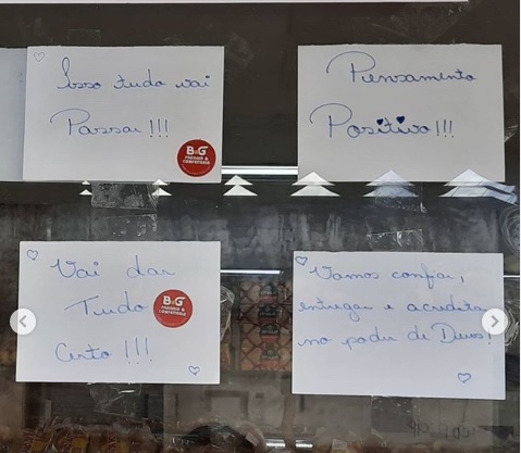 Os cartazes foram feitos pela dona da padaria (Foto: Reprodução/ Instagram)