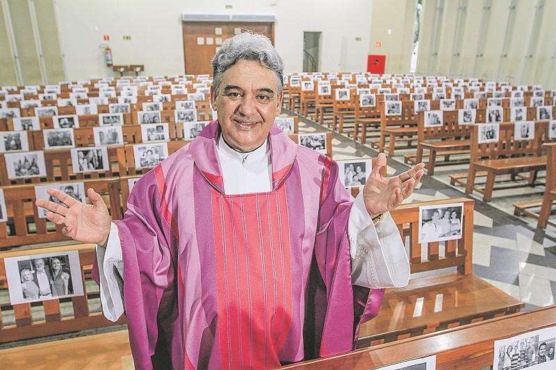Padre Teodósio, na Paróquia São Camilo de Léllis, onde fiéis são representados por cerca de 300 fotos nos bancos (Foto: Dayana Souza/AT)