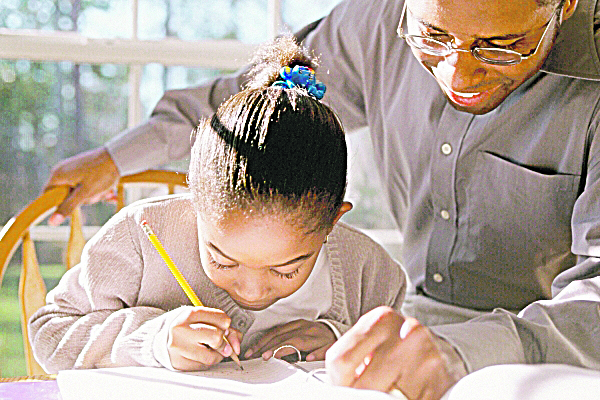 Pai apoia filha em atividade escolar (Foto: Divulgação)