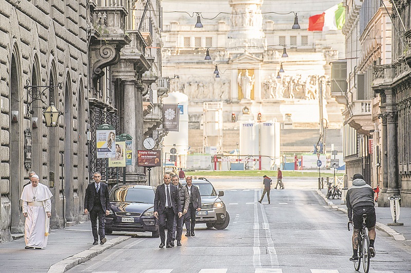 Papa caminhou pelas ruas de Roma e rezou pelo fim da pandemia (Foto: Vatican Media/Reuters)