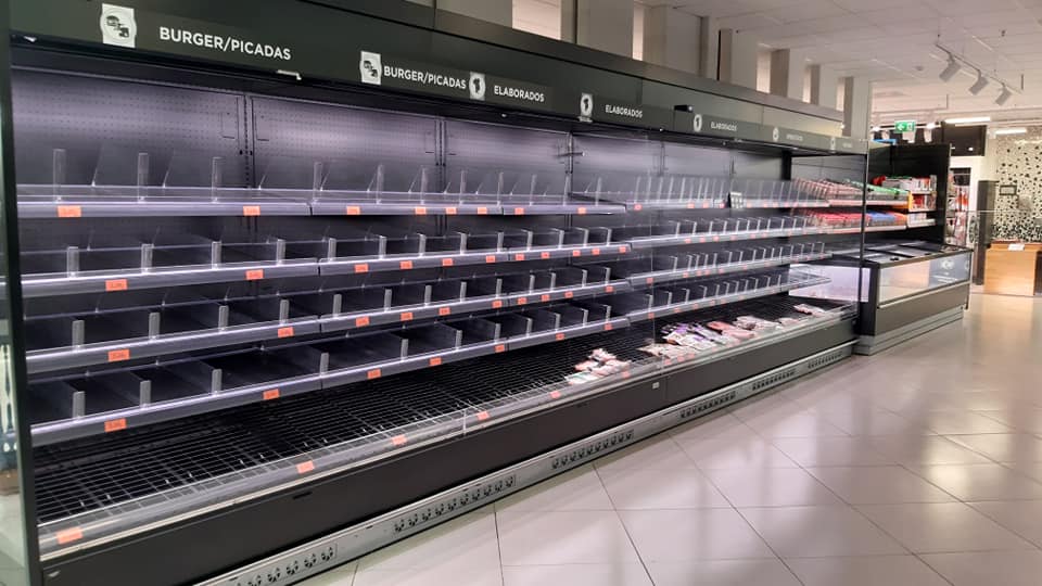 Prateleiras de supermercado praticamente vazias (Foto: Alailson Vescovi)