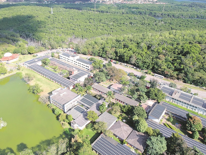 Os 17 mil painéis de captação de energia solar foram instalados sobre os prédios da Ufes, no campus Goiabeiras (Foto: Divulgação)