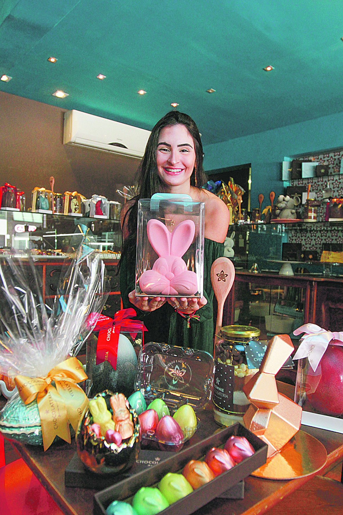 Isadora Martins mostra produtos que vão ser comercializados na Páscoa (Foto: Kadidja Fernandes/at)