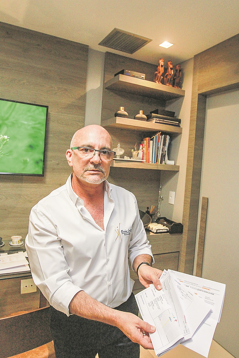 Carlos Alberto Ferreira resolveu cancelar viagem que faria no fim deste mês.