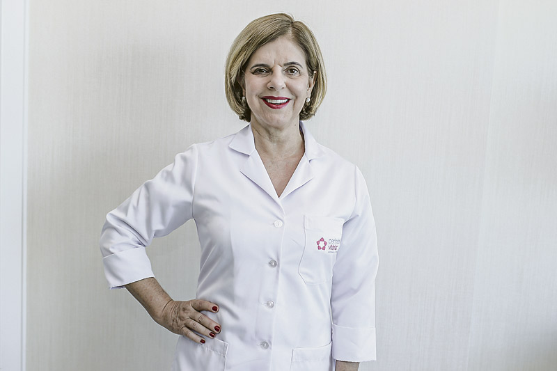 A pediatra Elizabete Lucia Stein alerta para os cuidados necessários após o nascimento do bebê (Foto: Divulgação / Perinatal Vitória)
