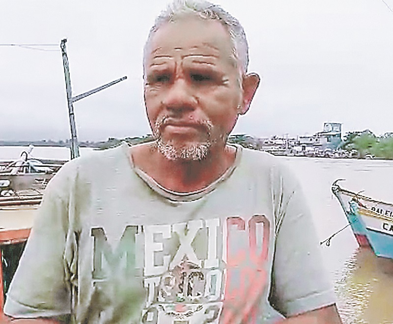 Evandro Silva (acima) teve que voltar a nado até o Porto da Barra, em Marataízes. (Foto: Eliseu Leal/Site Olhe Agora)