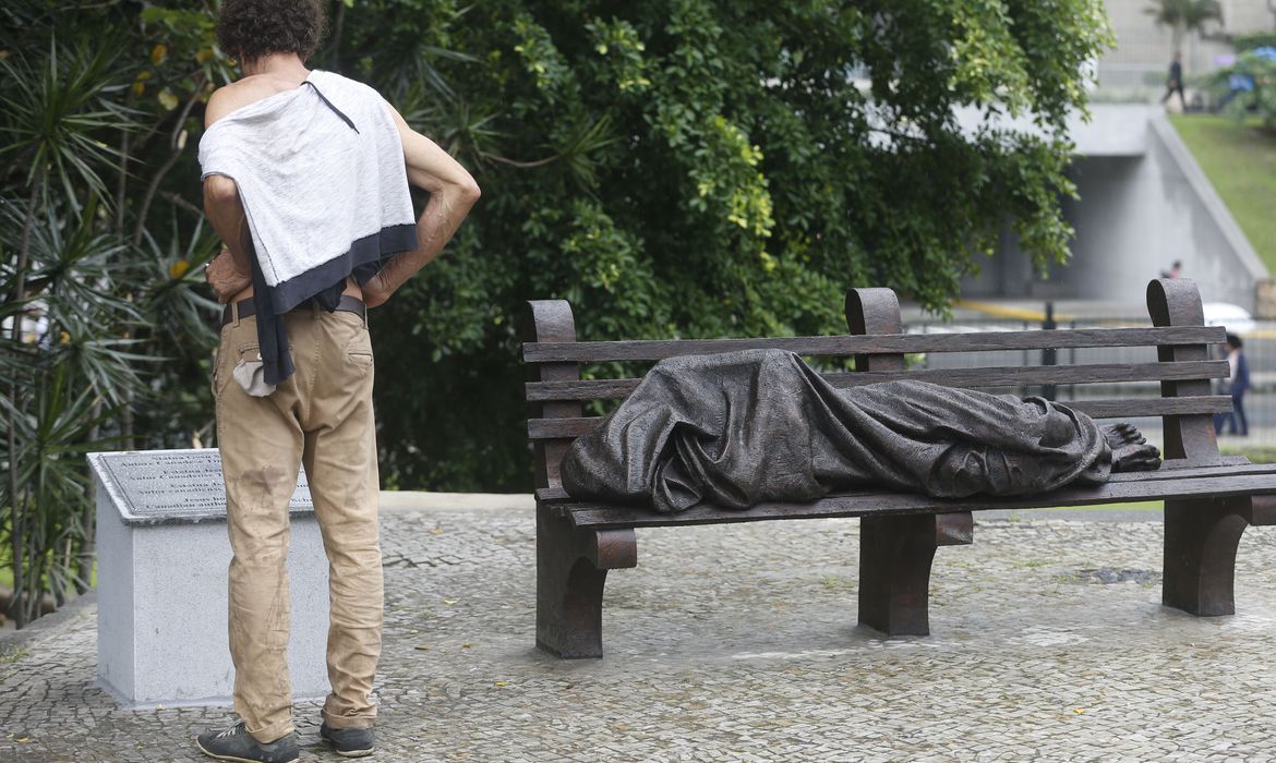 Pessoa em situação de rua dormindo em praça (Foto: Fernando Frazão/ Agência Brasil)