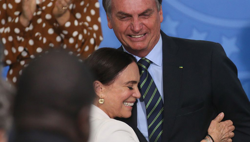 Regina Duarte abraça o presidente durante a posse (Foto: Antonio Cruz / Agência Brasil)