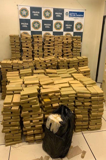 Duas toneladas de maconha foram apreendidas na Zona Oeste do Rio (Foto: Divulgação/PCERJ)