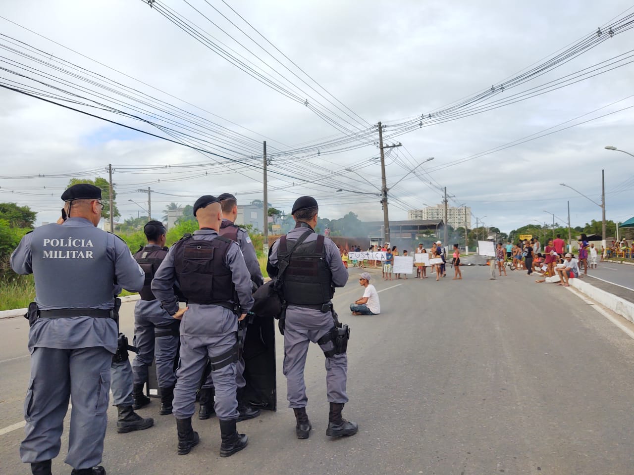 Policiais observam manifestantes na ES 010, na Serra (Foto: Taynara Nascimento)