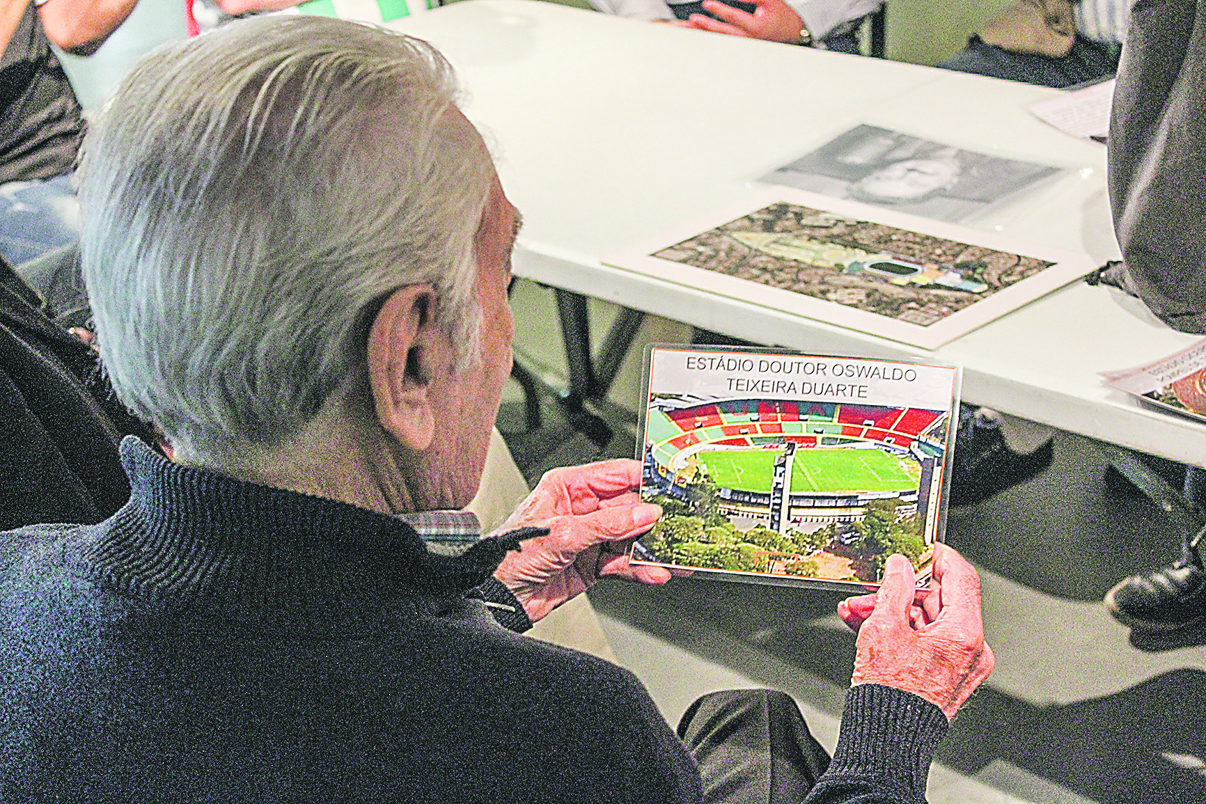 PORTADOR DE ALZHEIMER observa foto do estádio Canindé, em atividade da pesquisa “Revivendo Memórias” (Foto: Divulgação/museu do futebol)