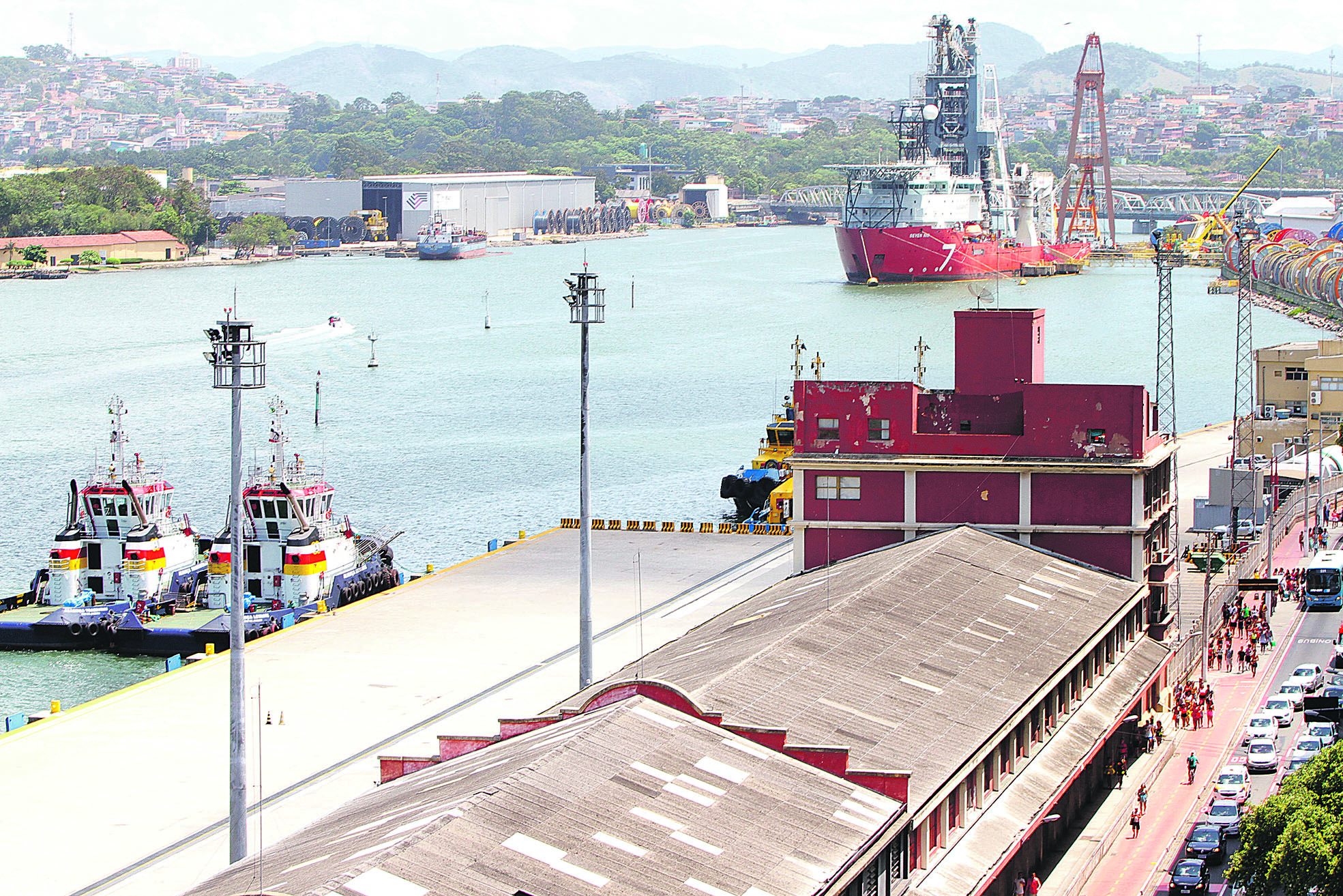 Porto de Vitória foi afetado pela crise: atraso até na chegada de perfumes (Foto: Beto Morais / AT)