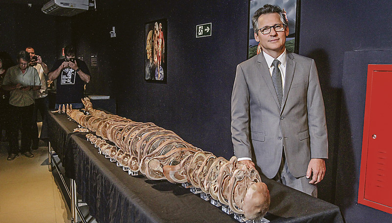O professor Athelson Bittencourt mostra a peça Tomografia, a primeira a ser produzida na América Latina (Foto: Beto Morais / AT)