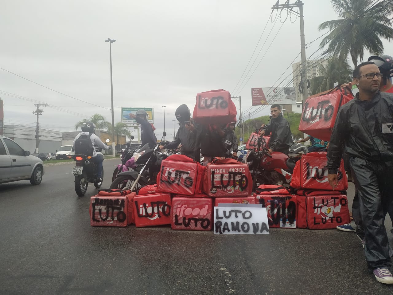 Manifestantes escreveram "luto" nas mochilas (Foto: Kananda Natielly)