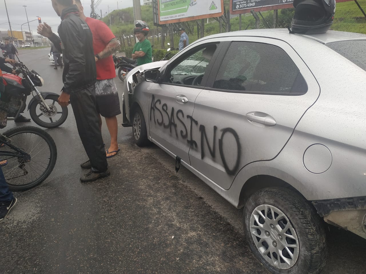 Motoboys escreveram "assassino" no carro do motoristas que atropelou Ramona (Foto: Kananda Natielly)