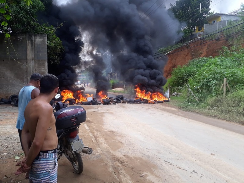 Avenida São José foi fechada pelos manifestantes. (Foto: Ronnie Rocha)