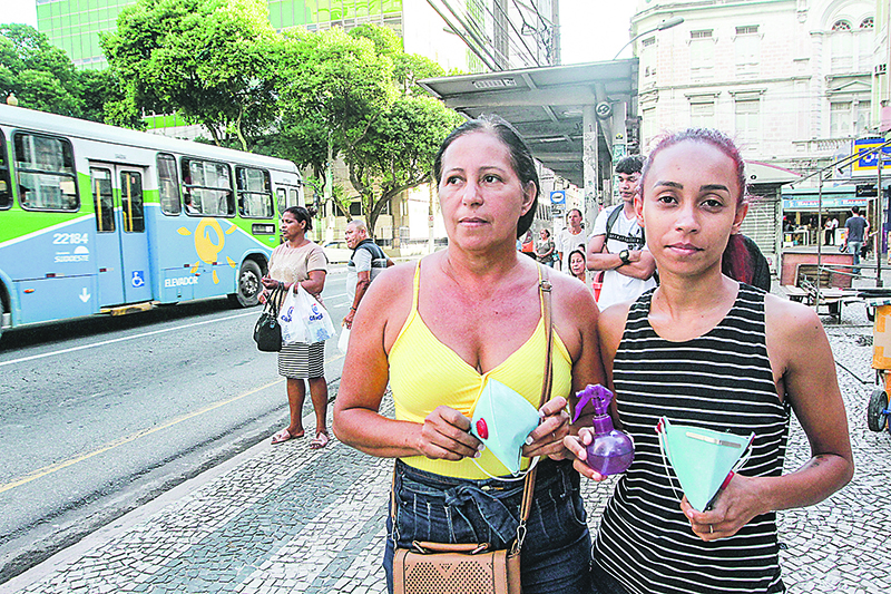 Raquel Dias e Jucineia Dias não saem de casa sem máscara e álcool em gel. (Foto: Kadidja Fernandes/AT)
