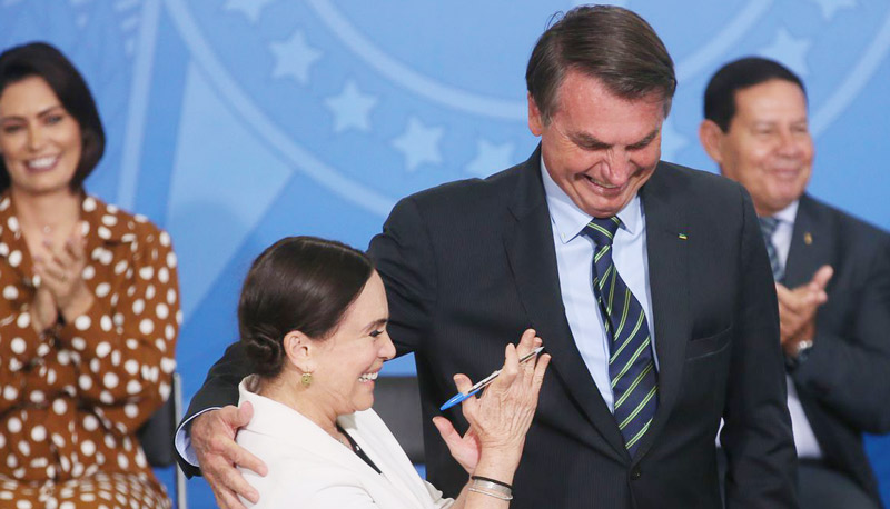 Sob o olhar da primeira-dama Michele, Bolsonaro dá posse a Regina Duarte (Foto: Antonio Cruz/Agência Brasil)