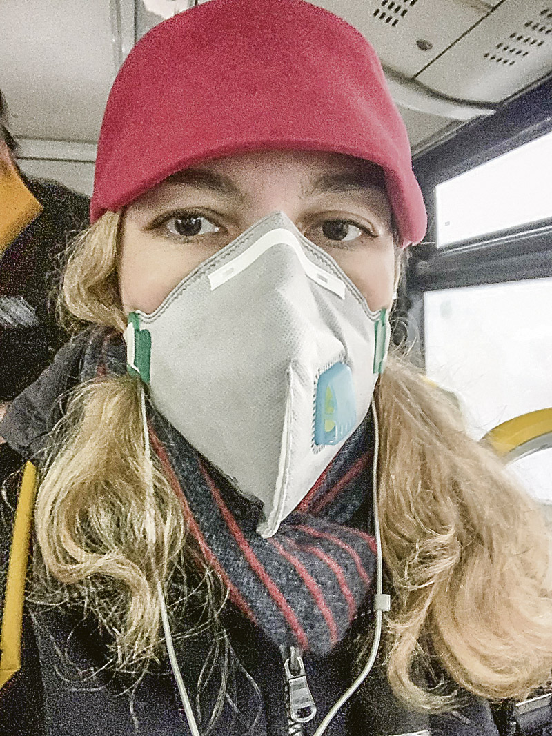 Renata usa máscara para evitar contaminação. “Ordem é sair raramente” (Foto: Acervo Pessoal)