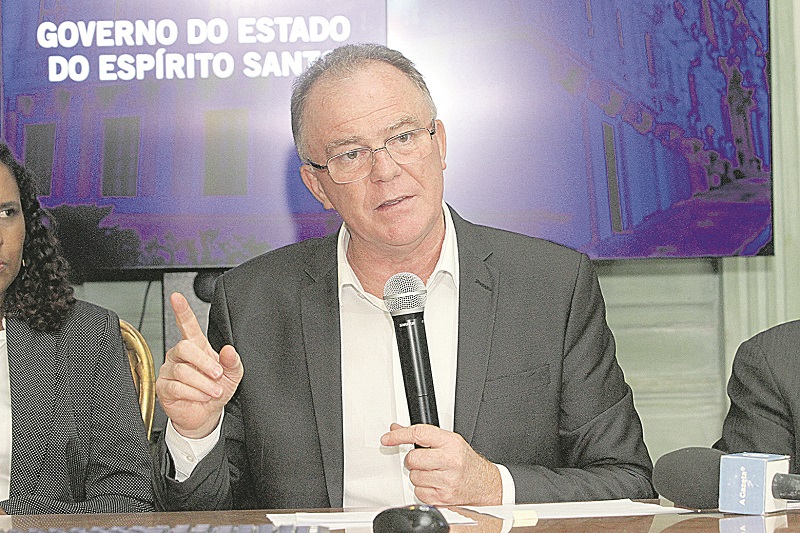 Governador Renato Casagrande anunciou suspensão de contratações e outras medidas para conter despesas (Foto: Leone Iglesias/AT)