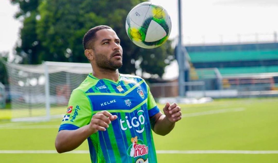 Ricardinho Ferreira está preocupado com a família no Brasil (Foto: Divulgação/Santa Tecla)