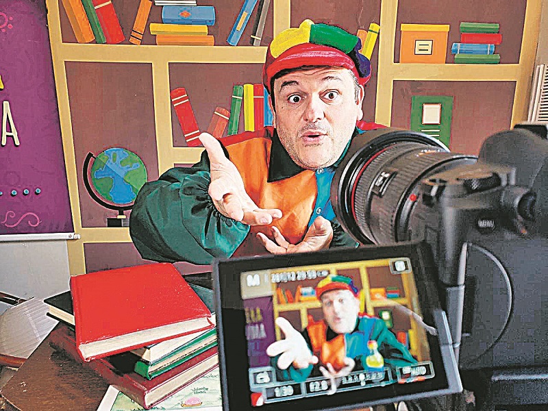 Rodrigo Campaneli publica vídeos diariamente com contação de histórias, mágica, charada e oficina de arte. (Foto: Divulgação/Alexandre Campaneli)