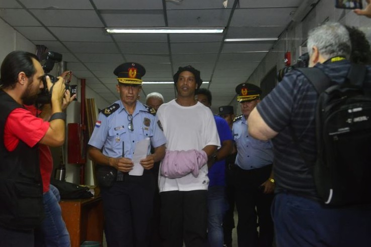 Ronaldinho chegou algemado escoltado por policiais. (Foto: Silvio Rojas Falcón / Reprodução site ABC Color )
