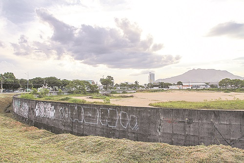 Terreno que vai virar túnel (Foto: Beto Morais)